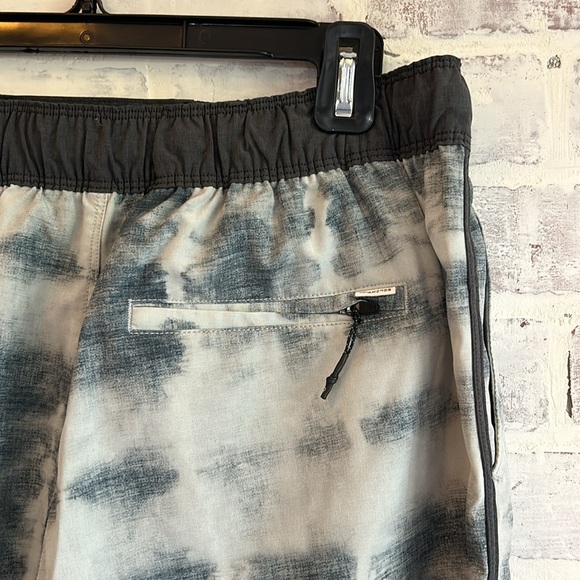 7Diamonds Men’s Core Active Shorts Hybrid 8” Tie-Dye Black and Gray Size Medium - Picture 6 of 7